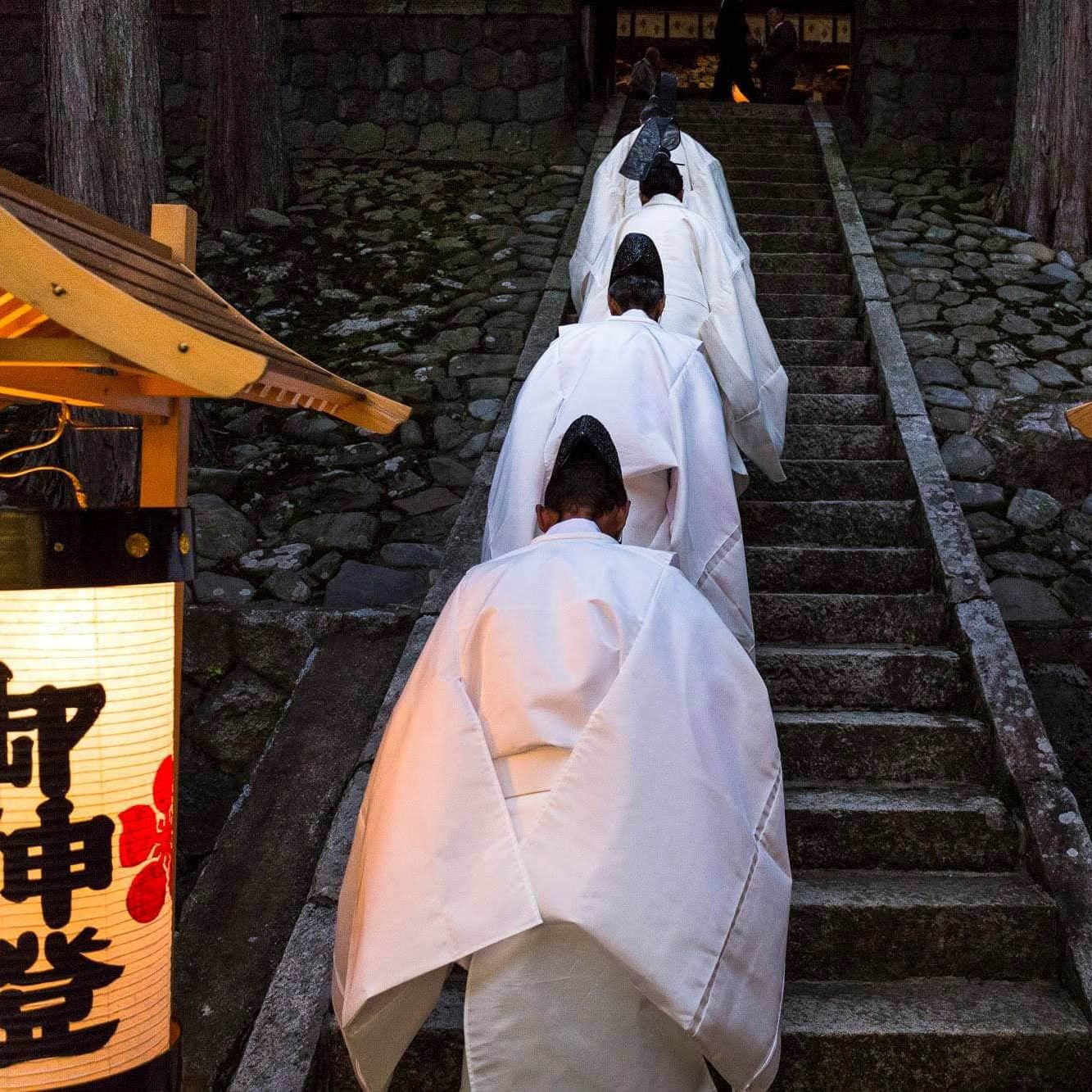 神祭りへ向う神職