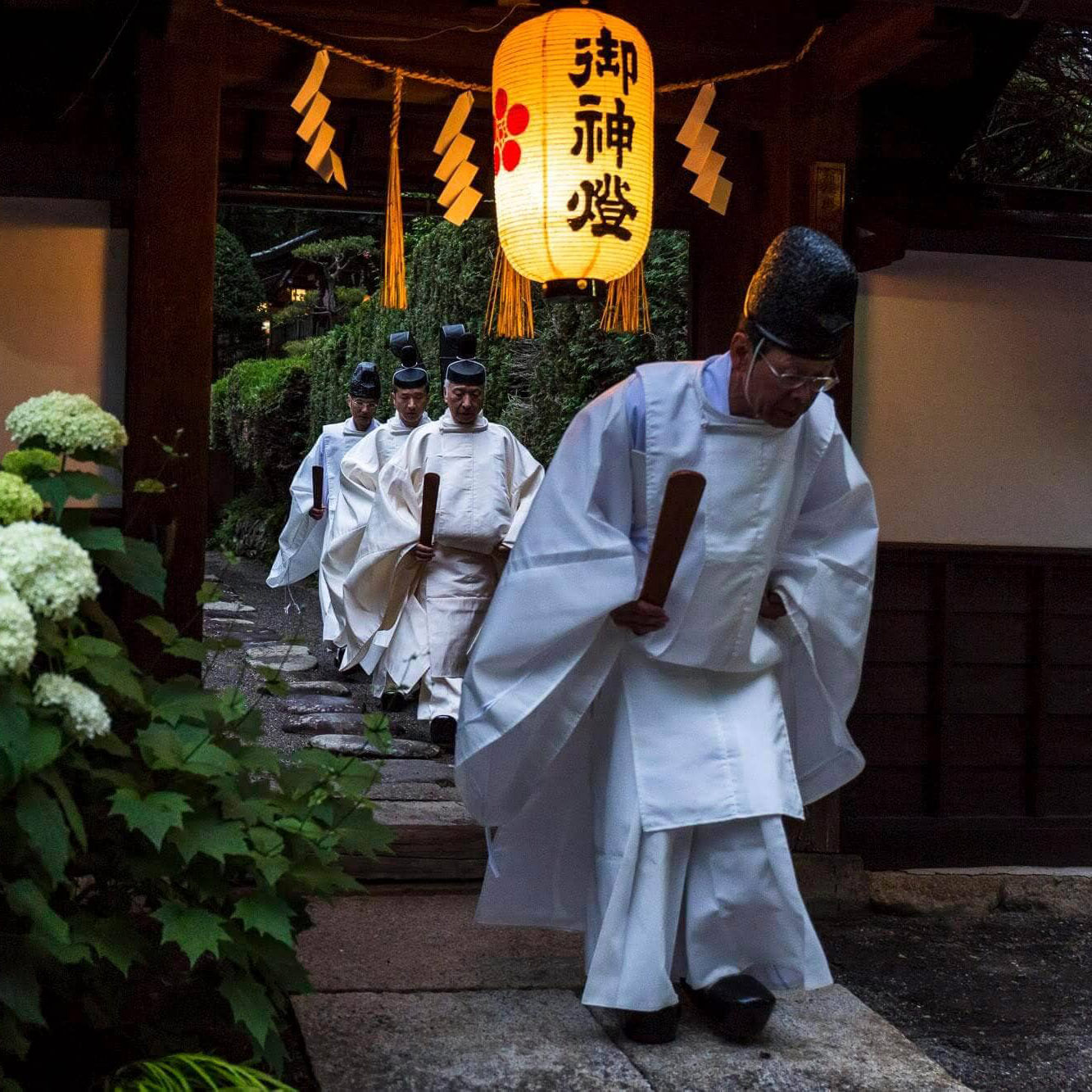 神祭りのため斎館を発つ神職