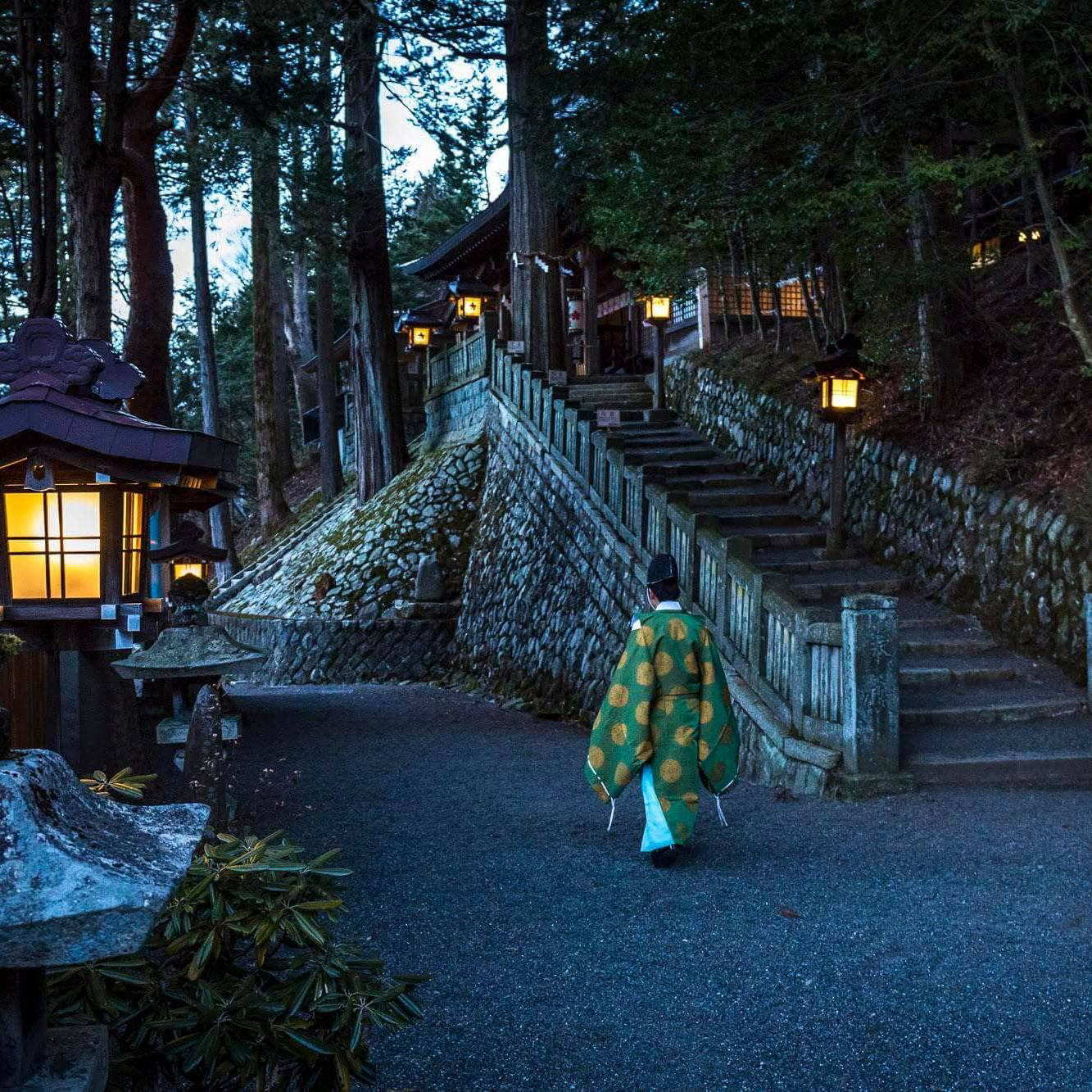藪原神社の正参道、脇参道と御社殿