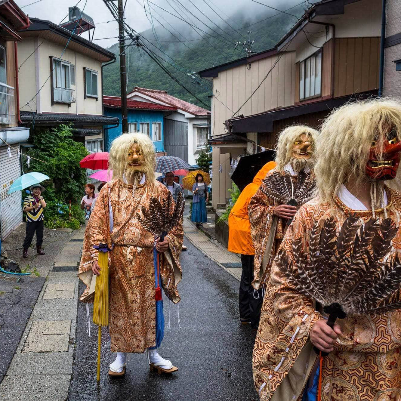 「藪原まつり」で猿田彦神に扮する人たち